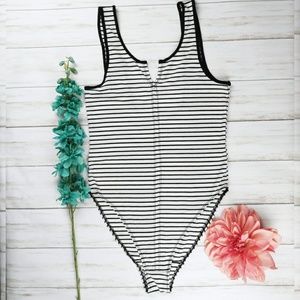 NWOT UO Urban Outfitters bodysuit black/white d32